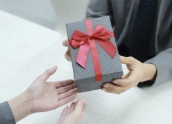 5 bonnes idées pour un cadeau d’entreprise pas cher réussi !